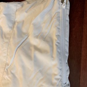 Super White snow pants! Medium.  Zipper pockets&  ankles. Waist adjust . 26-30”